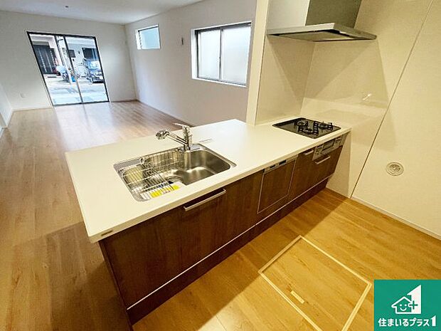 リビングと統一感があり、使い勝手のいいキッチン。広々としているので、二人並んで作業が出来ちゃいます。お子様と一緒に色々なお料理に挑戦できるスペースがあります。