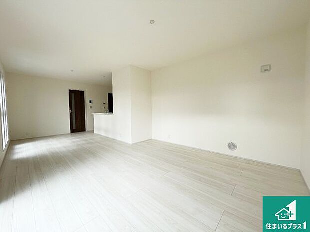 広く明るい、リビングは子育て中のお母さんも安心の対面キッチン。忙しいお母さんに嬉しい水回りが集約された家事導線が短く済む設計！