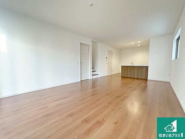 シンプルなリビングは、観葉植物等のインテリアを楽しめますね！パパ好みにも、ママ好みにも家具次第で雰囲気を変えることができます！