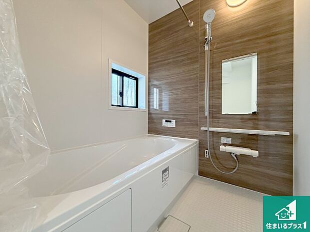 足をゆったり伸ばして寛げる浴槽です。窓が設けられていますので差し込む光が明るく穏やかな雰囲気にしてくれます♪浴室乾燥機も設置しているので、雨の日の洗濯物も安心です♪