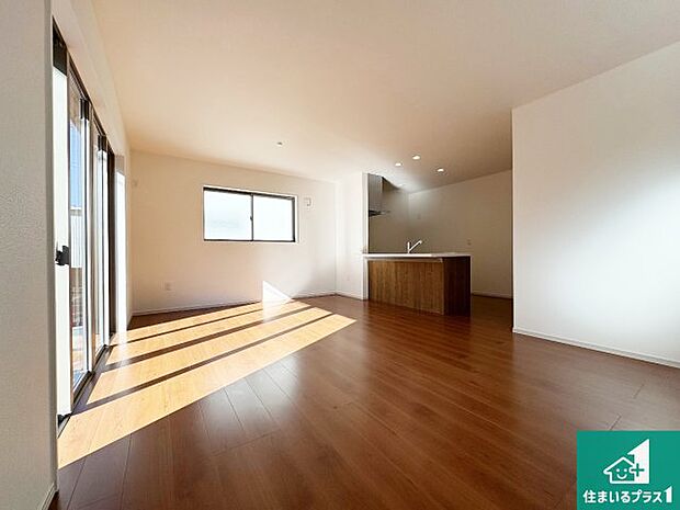 シンプルなリビングは、観葉植物等のインテリアを楽しめますね！パパ好みにも、ママ好みにも家具次第で雰囲気を変えることができます！