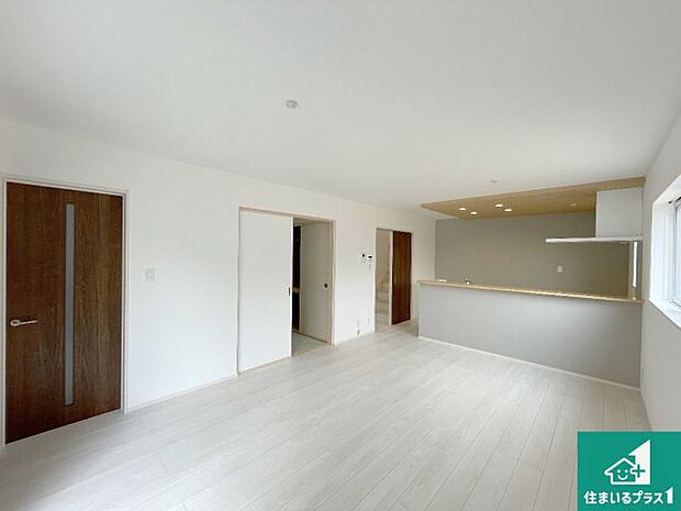 シンプルなリビングは、観葉植物等のインテリアを楽しめますね！パパ好みにも、ママ好みにも家具次第で雰囲気を変えることができます！