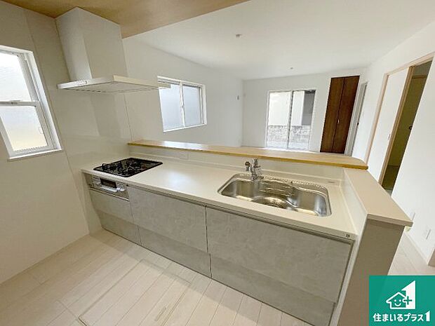 リビングと統一感があり、使い勝手のいいキッチン。広々としているので、二人並んで作業が出来ちゃいます。お子様と一緒に色々なお料理に挑戦できるスペースがあります。