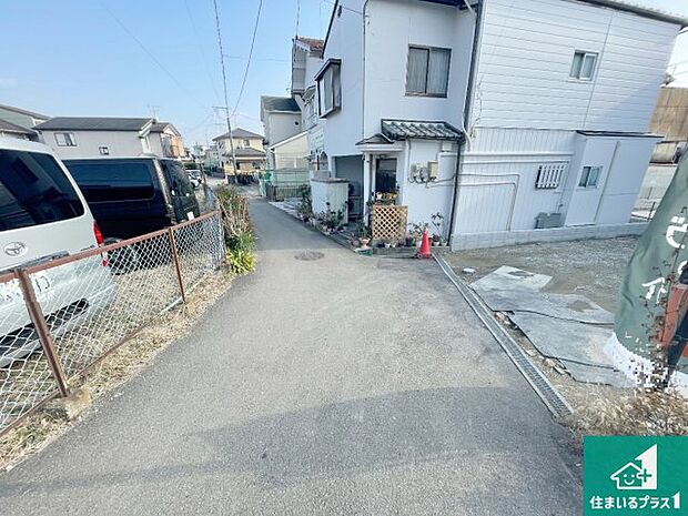 周辺は落ち着いた街並みの住宅地!子育てがしやすい住環境です!まだ未完成ですが、現地でしかわからない事もございます。是非一度ご覧ください。