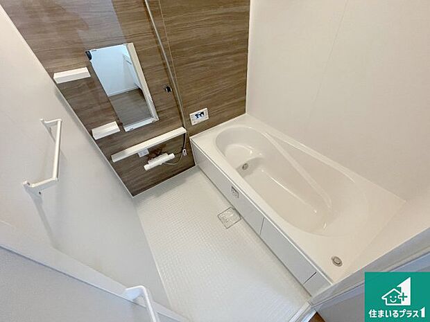 足をゆったり伸ばして寛げる浴槽です。浴室乾燥機も設置しているので、雨の日の洗濯物も安心です♪