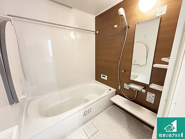 足をゆったり伸ばして寛げる浴槽です。浴室乾燥機も設置しているので、雨の日の洗濯物も安心です♪