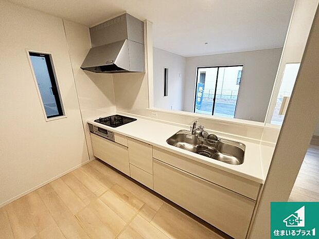 リビングと統一感があり、使い勝手のいいキッチン。広々としているので、二人並んで作業が出来ちゃいます。お子様と一緒に色々なお料理に挑戦できるスペースがあります。