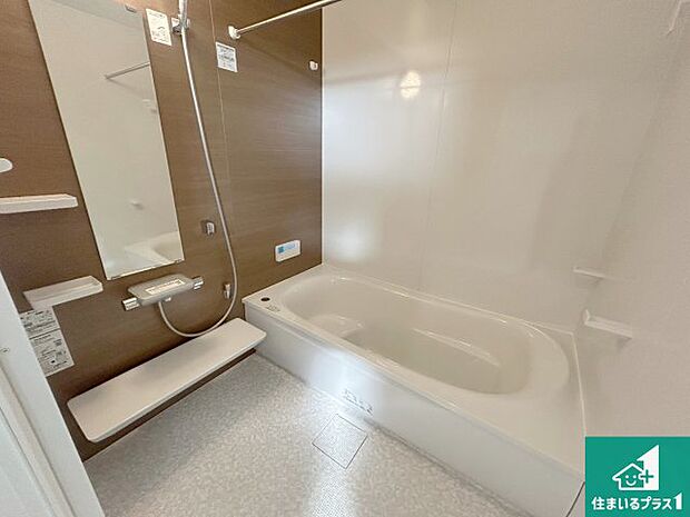 足をゆったり伸ばして寛げる浴槽です。窓が設けられていますので差し込む光が明るく穏やかな雰囲気にしてくれます♪浴室乾燥機も設置しているので、雨の日の洗濯物も安心です♪