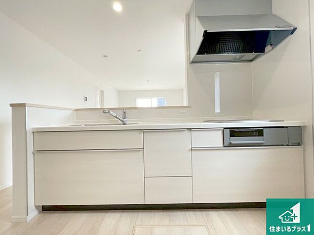 リビングと統一感があり、使い勝手のいいキッチン。広々としているので、二人並んで作業が出来ちゃいます。お子様と一緒に色々なお料理に挑戦できるスペースがあります。