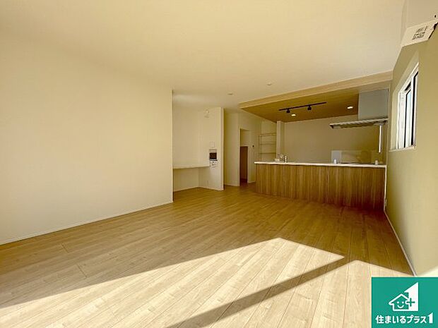 シンプルなリビングは、観葉植物等のインテリアを楽しめますね!パパ好みにも、ママ好みにも家具次第で雰囲気を変えることができます!