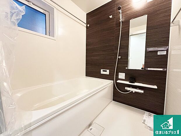 足をゆったり伸ばして寛げる浴槽です。窓が設けられていますので差し込む光が明るく穏やかな雰囲気にしてくれます♪浴室乾燥機も設置しているので、雨の日の洗濯物も安心です♪