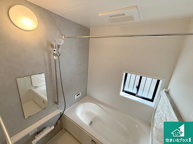 足をゆったり伸ばして寛げる浴槽です。窓が設けられていますので差し込む光が明るく穏やかな雰囲気にしてくれます♪浴室乾燥機も設置しているので、雨の日の洗濯物も安心です♪