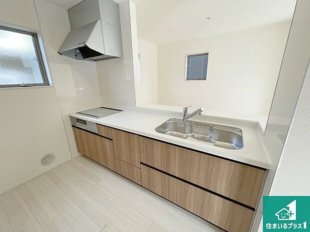 明るいリビングで朝の目覚めもスッキリできそう!対面キッチンでご家族のコミュニケーションも自然と増える設計!小さなお子様が遊ぶスペースを作っても広々とくつろげるLDK!