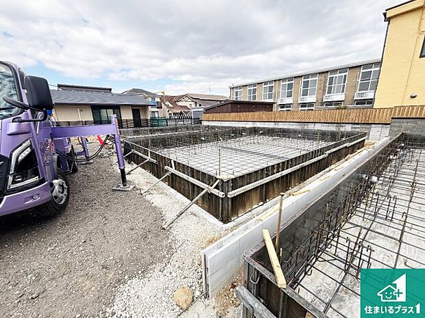 周辺は落ち着いた街並みの住宅地!子育てがしやすい住環境です!まだ未完成ですが、現地でしかわからない事もございます。是非一度ご覧ください。