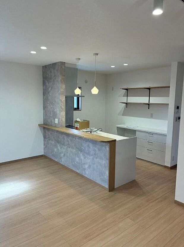 シンプルなリビングは、観葉植物等のインテリアを楽しめますね!パパ好みにも、ママ好みにも家具次第で雰囲気を変えることができます!