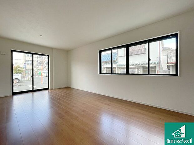 シンプルなリビングは、観葉植物等のインテリアを楽しめますね!パパ好みにも、ママ好みにも家具次第で雰囲気を変えることができます!