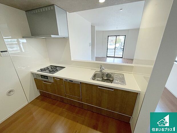 リビングと統一感があり、使い勝手のいいキッチン。広々としているので、二人並んで作業が出来ちゃいます。お子様と一緒に色々なお料理に挑戦できるスペースがあります。