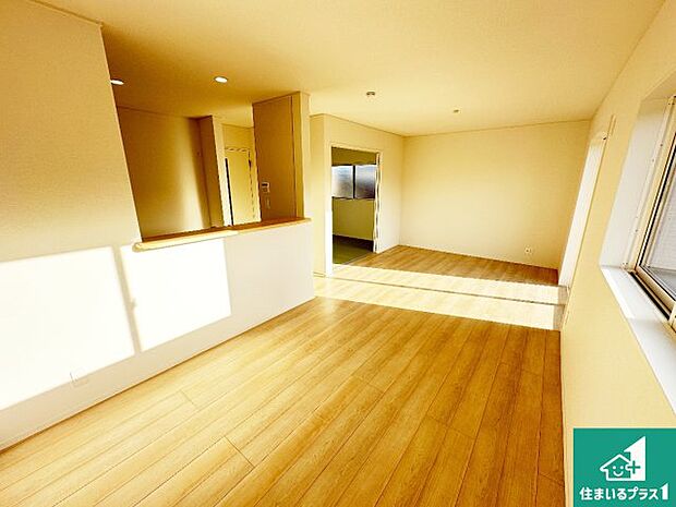 シンプルなリビングは、観葉植物等のインテリアを楽しめますね!パパ好みにも、ママ好みにも家具次第で雰囲気を変えることができます!