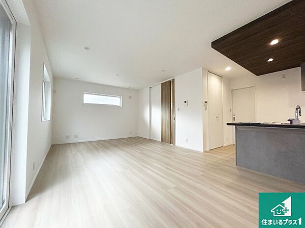 リビングと統一感があり、使い勝手のいいキッチン。広々としているので、二人並んで作業が出来ちゃいます。お子様と一緒に色々なお料理に挑戦できるスペースがあります。