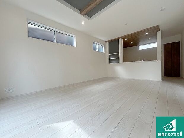 シンプルなリビングは、観葉植物等のインテリアを楽しめますね!パパ好みにも、ママ好みにも家具次第で雰囲気を変えることができます!