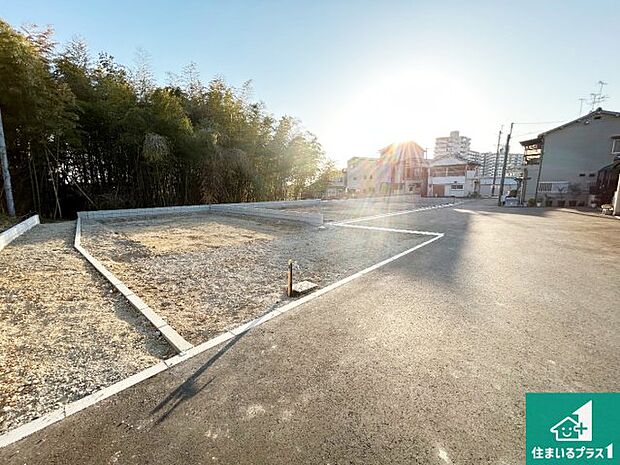 周辺は落ち着いた街並みの住宅地!子育てがしやすい住環境です!まだ未完成ですが、現地でしかわからない事もございます。是非一度ご覧ください。