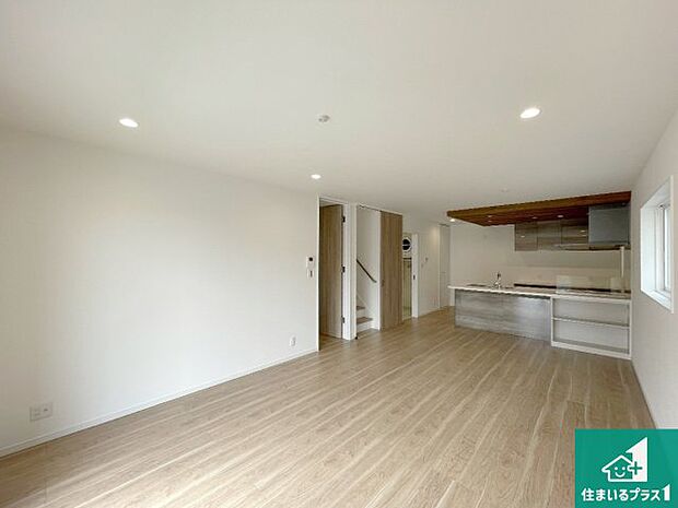 シンプルなリビングは、観葉植物等のインテリアを楽しめますね!パパ好みにも、ママ好みにも家具次第で雰囲気を変えることができます!