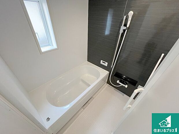 足をゆったり伸ばして寛げる浴槽です。窓が設けられていますので差し込む光が明るく穏やかな雰囲気にしてくれます♪浴室乾燥機も設置しているので、雨の日の洗濯物も安心です♪