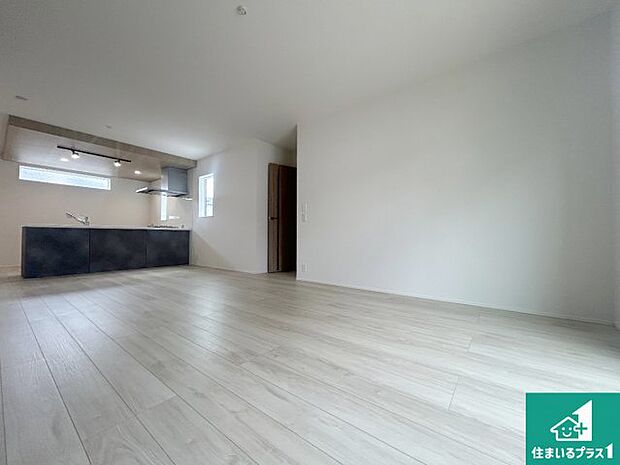 シンプルなリビングは、観葉植物等のインテリアを楽しめますね!パパ好みにも、ママ好みにも家具次第で雰囲気を変えることができます!