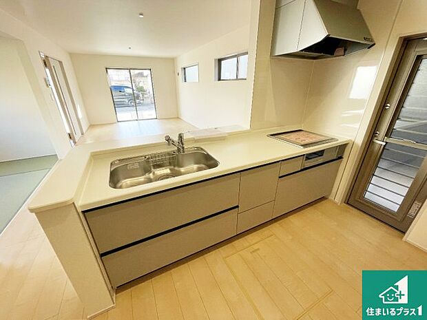 リビングと統一感があり、使い勝手のいいキッチン。広々としているので、二人並んで作業が出来ちゃいます。お子様と一緒に色々なお料理に挑戦できるスペースがあります。