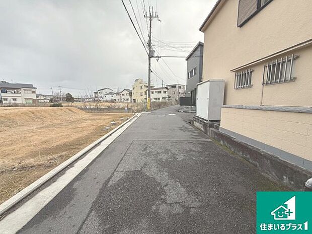 周辺は落ち着いた街並みの住宅地!子育てがしやすい住環境です!まだ未完成ですが、現地でしかわからない事もございます。是非一度ご覧ください。