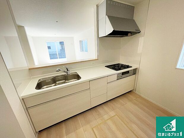 リビングと統一感があり、使い勝手のいいキッチン。広々としているので、二人並んで作業が出来ちゃいます。お子様と一緒に色々なお料理に挑戦できるスペースがあります。