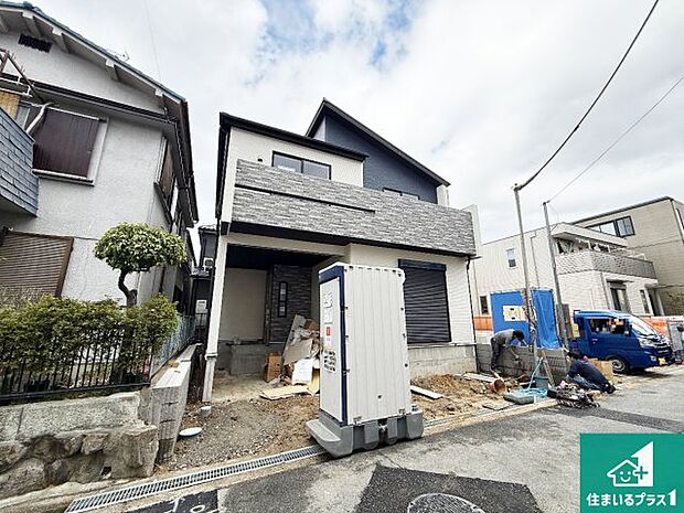 周辺は落ち着いた街並みの住宅地!子育てがしやすい住環境です!まだ未完成ですが、現地でしかわからない事もございます。是非一度ご覧ください。