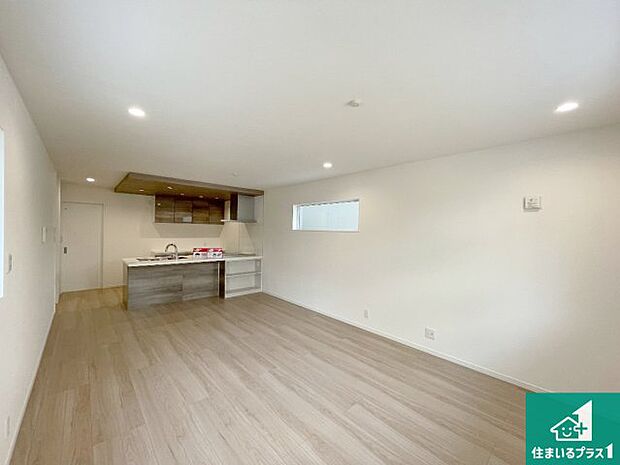 日当たり良好の明るいリビングで朝の目覚めもスッキリできそう!対面キッチンでご家族のコミュニケーションも自然と増える設計!小さなお子様が遊ぶスペースを作っても広々とくつろげるLDK!