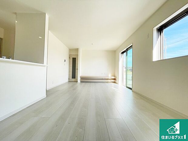 シンプルなリビングは、観葉植物等のインテリアを楽しめますね！パパ好みにも、ママ好みにも家具次第で雰囲気を変えることができます！