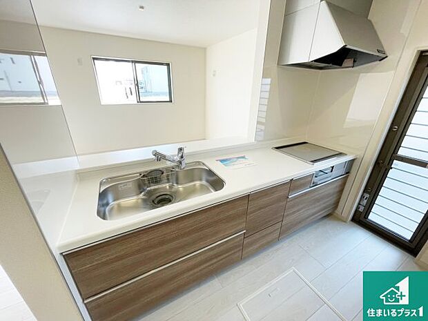 リビングと統一感があり、使い勝手のいいキッチン。広々としているので、二人並んで作業が出来ちゃいます。お子様と一緒に色々なお料理に挑戦できるスペースがあります。