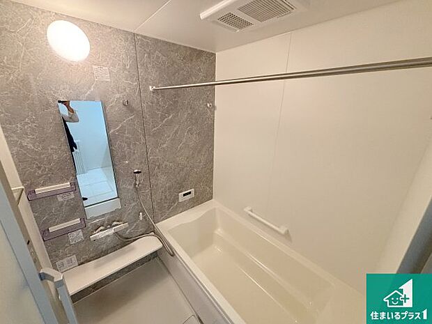 足をゆったり伸ばして寛げる浴槽です。窓が設けられていますので差し込む光が明るく穏やかな雰囲気にしてくれます♪浴室乾燥機も設置しているので、雨の日の洗濯物も安心です♪