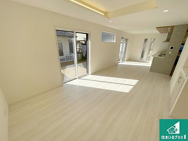 シンプルなリビングは、観葉植物等のインテリアを楽しめますね!パパ好みにも、ママ好みにも家具次第で雰囲気を変えることができます!