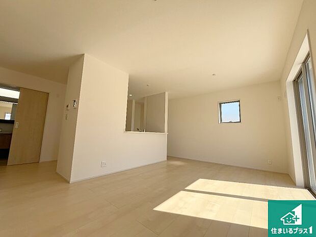 シンプルなリビングは、観葉植物等のインテリアを楽しめますね!パパ好みにも、ママ好みにも家具次第で雰囲気を変えることができます!