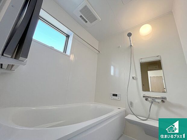 足をゆったり伸ばして寛げる浴槽です。窓が設けられていますので差し込む光が明るく穏やかな雰囲気にしてくれます♪浴室乾燥機も設置しているので、雨の日の洗濯物も安心です♪