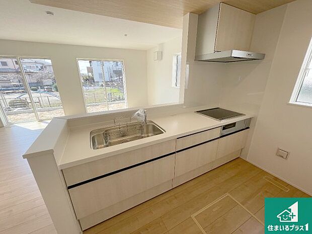 リビングと統一感があり、使い勝手のいいキッチン。広々としているので、二人並んで作業が出来ちゃいます。お子様と一緒に色々なお料理に挑戦できるスペースがあります。