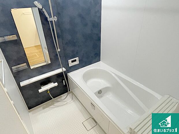 足をゆったり伸ばして寛げる浴槽です。浴室乾燥機も設置しているので、雨の日の洗濯物も安心です♪