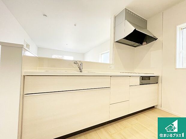 リビングと統一感があり、使い勝手のいいキッチン。広々としているので、二人並んで作業が出来ちゃいます。お子様と一緒に色々なお料理に挑戦できるスペースがあります。