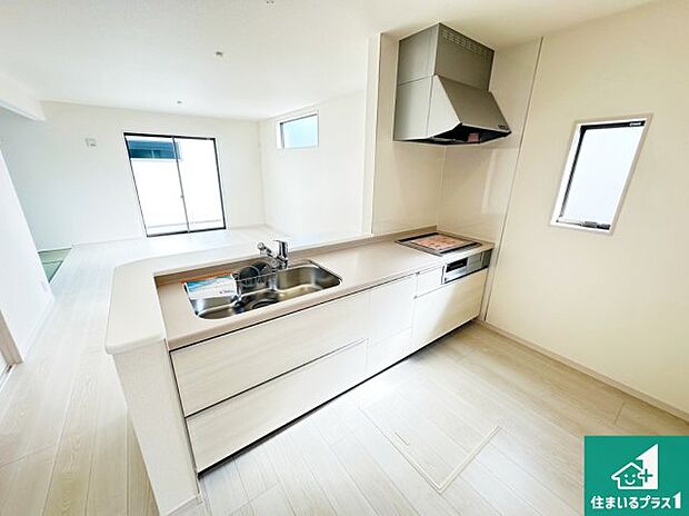 リビングと統一感があり、使い勝手のいいキッチン。広々としているので、二人並んで作業が出来ちゃいます。お子様と一緒に色々なお料理に挑戦できるスペースがあります。