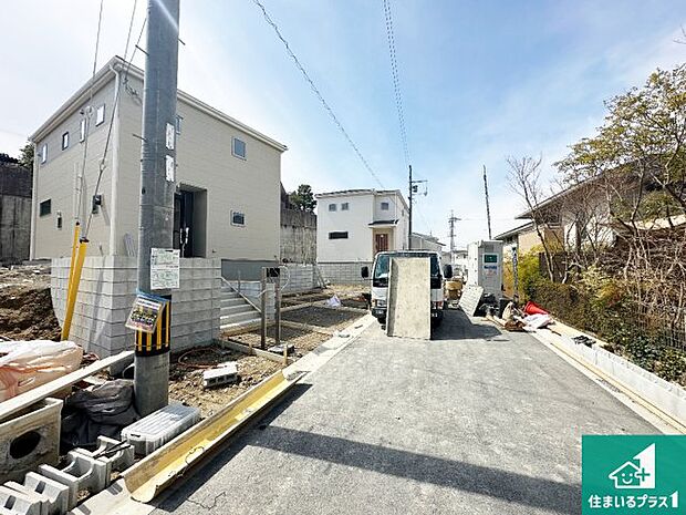 周辺は閑静な住宅街です。前面道路もしっかりと有りますので車の出し入れも安心ですよ！
