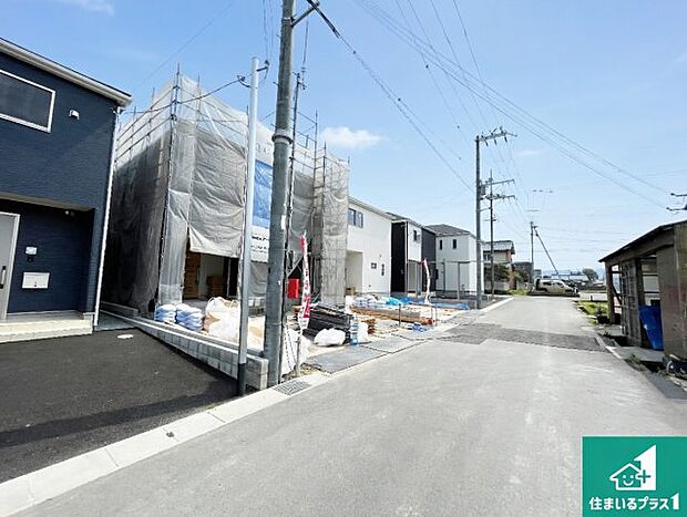 周辺は閑静な住宅街です。前面道路もしっかりと有りますので車の出し入れも安心ですよ!