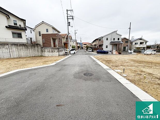 周辺は閑静な住宅街です。前面道路もしっかりと有りますので車の出し入れも安心ですよ!