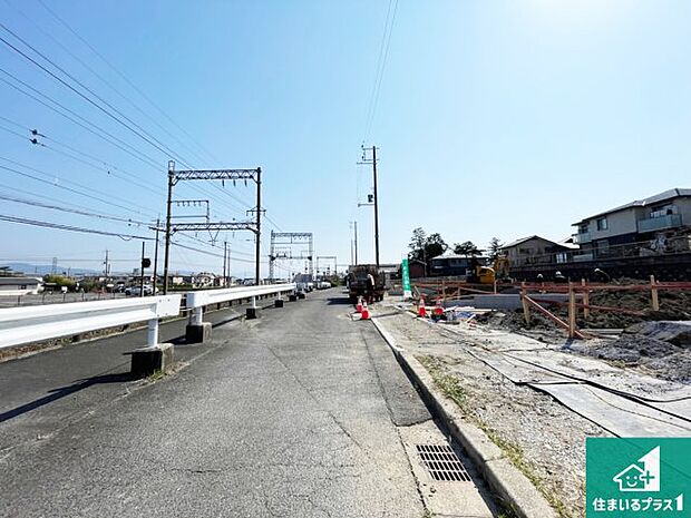 周辺は閑静な住宅街です。前面道路もしっかりと有りますので車の出し入れも安心ですよ！