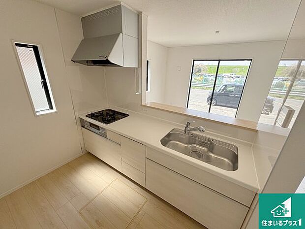 リビングと統一感があり、使い勝手のいいキッチン。広々としているので、二人並んで作業が出来ちゃいます。お子様と一緒に色々なお料理に挑戦できるスペースがあります。