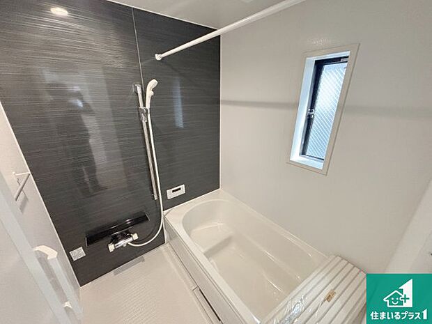 足をゆったり伸ばして寛げる浴槽です。窓が設けられていますので差し込む光が明るく穏やかな雰囲気にしてくれます♪浴室乾燥機も設置しているので、雨の日の洗濯物も安心です♪