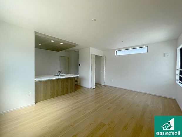 日当たり良好の明るいリビングで朝の目覚めもスッキリできそう!対面キッチンでご家族のコミュニケーションも自然と増える設計!小さなお子様が遊ぶスペースを作っても広々とくつろげるLDK!